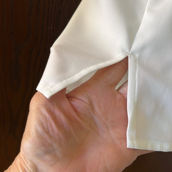 Chico’s sleeveless white blouse with a ruffle at the neck. Size Chico 2 - Picture 5 of 6